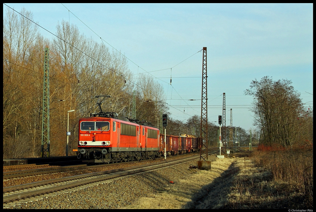 155 009-4 und 155 262-9 rollen mit einem kurzen Gterzug durch Leipzig-Thekla. (22.2.2012)