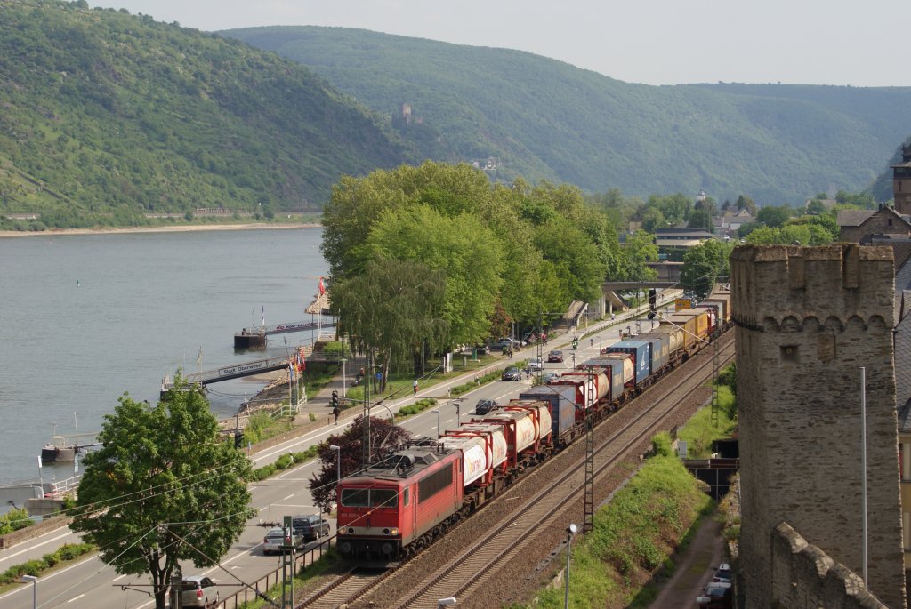 155 009-4 mit einem Containerzug in Oberwesel am 1. Mai 2011