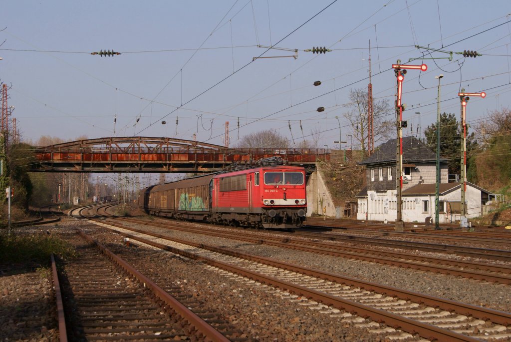 155 009-4 mit einem gemischten Gterzug in Dsseldorf-Rath am 28.03.2012