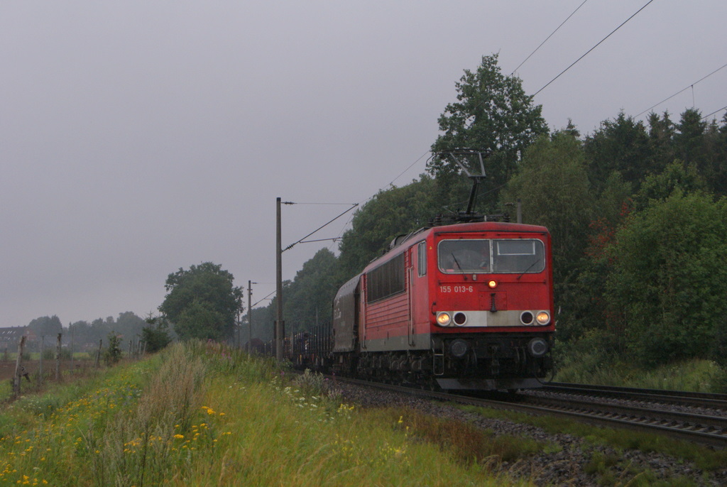155 013-6 fhrt mit ihrem Gterzug am 04.08.2011 durch den Regen in Reindorf