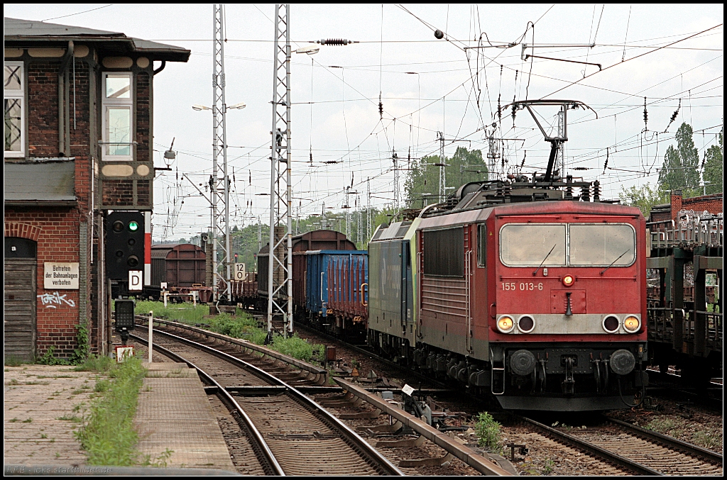 155 013-6 schleppt PKP EU43-001 mit gemischtem Gterzug Richtung Berlin (gesehen Berlin Kpenick 21.05.2010)