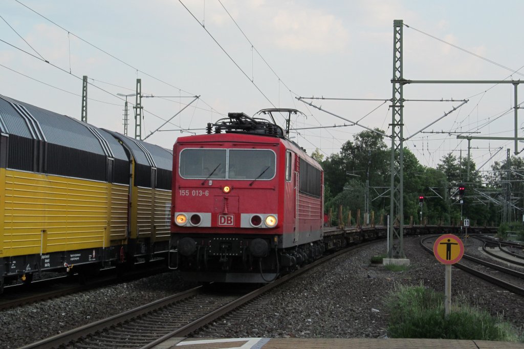 155 013-6 zieht am 23. Mai 2012 einen Flachwagenzug durch Kronach.