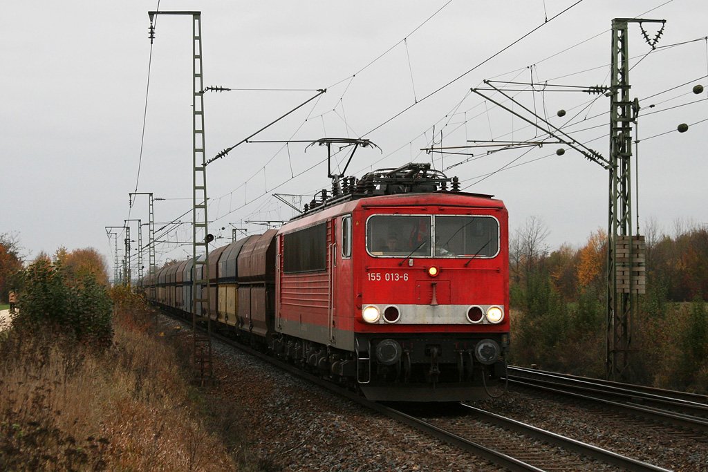 155 013 mit einem Kohlezug Richtung Landshut am tr�ben 08.11.2009 bei Obertraubling.