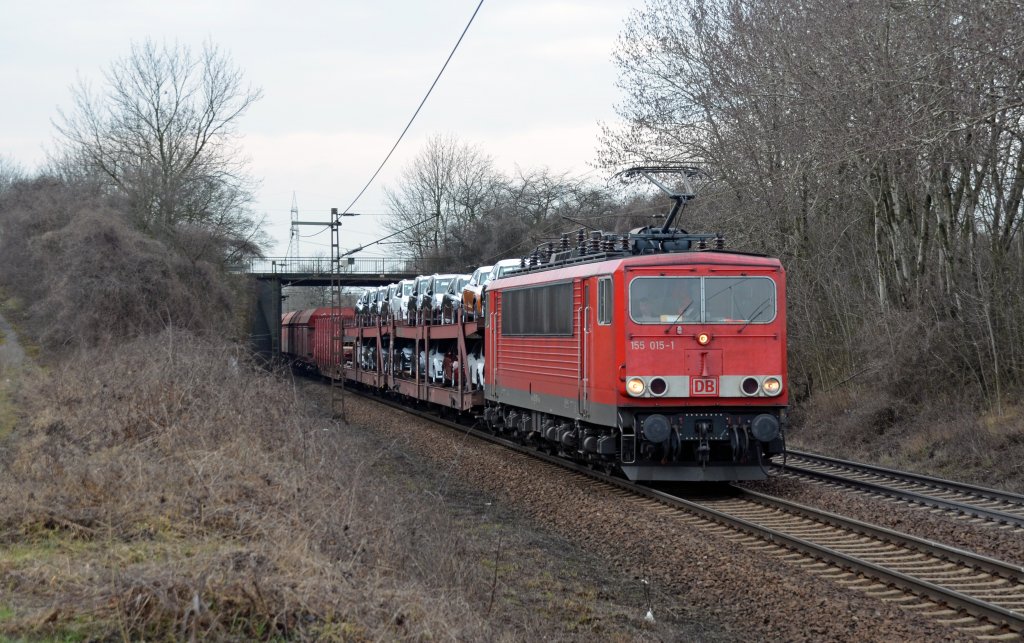 155 015 befrderte am 11.04.13 ebenfalls einen gemischten Gterzug durch Ahlten Richtung Lehrte.