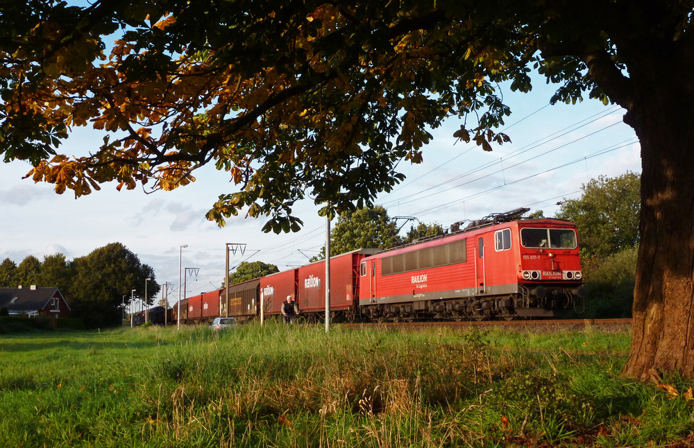 155 017-7 fuhr am 28.09.2012 mit einem Autoteilezug von Emden nach Osnabrck, hier in Leer.