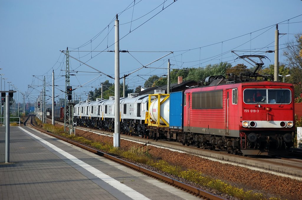 155 019-3 mit einem gemischten GZ in Rathenow in Richtung Wustermark. Als Wagenloks waren fnf Class 77 von der Euro Cargo Rail mit dabei gewesen. 06.10.2010