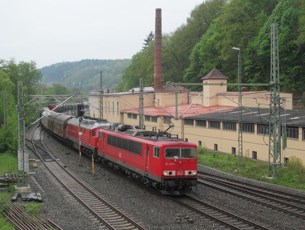 155 019-3 zieht am 09. Mai 2013 die 233 452-2 und einen gemischten Gterzug durch Kronach.