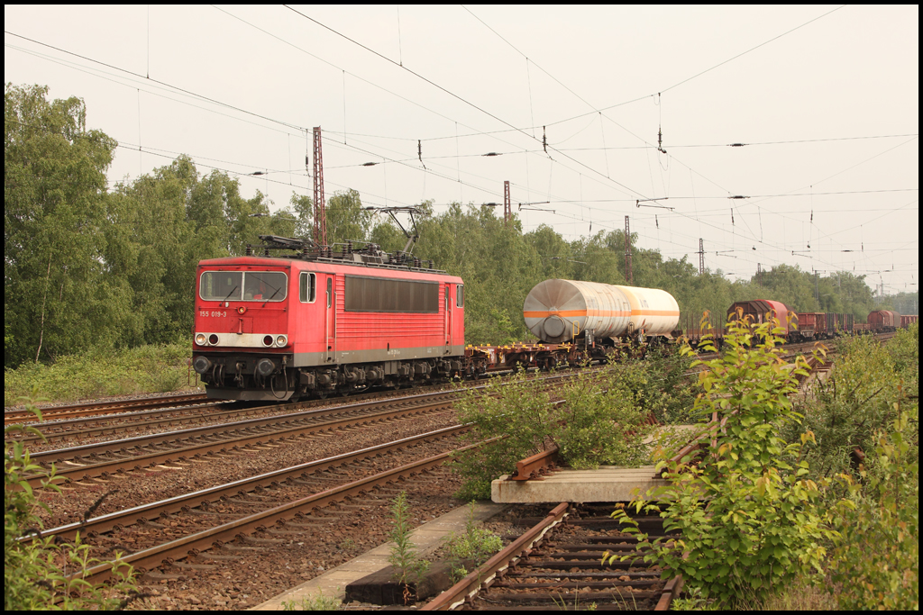 155 019 (9180 6155 019-3 D-DB) ist mit einem gemischten Frachtzug nach Hagen-Vorhalle unterwegs. (Bochum-Riemke am 19.05.2011)