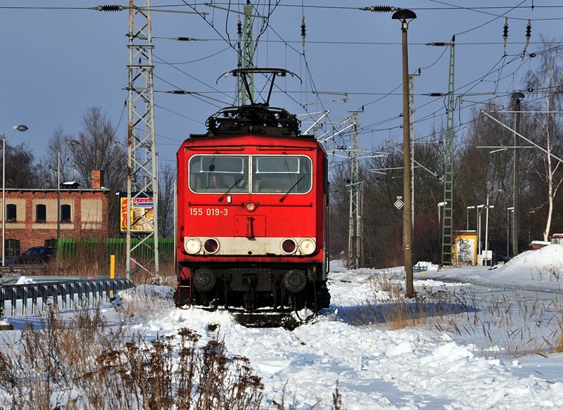 155 019 bahnt sich ihren Weg durch den Schnee im Greifswalder Bahnhof an ihren Zug am 05.02.2010