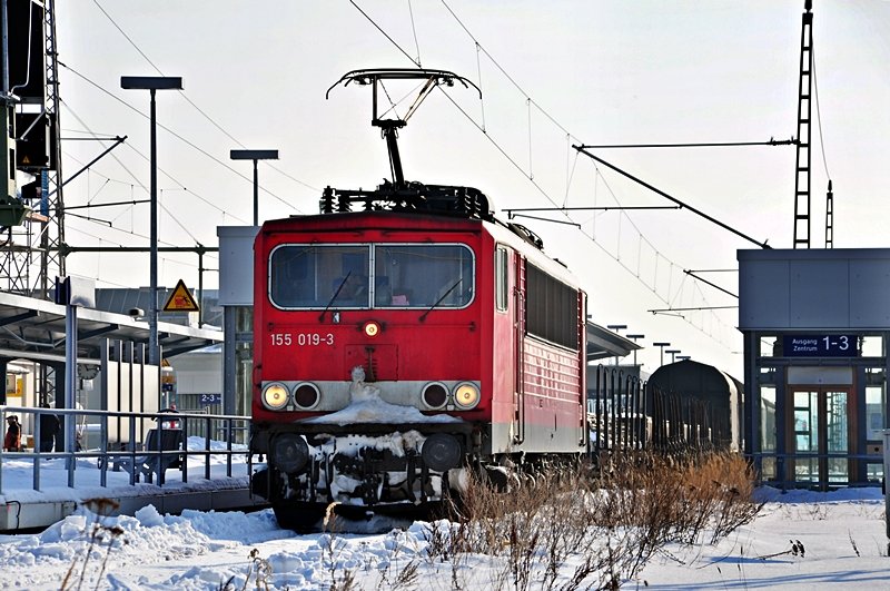 155 019 hat ihren Zug bespannt im Greifswalder Bahnhof am 05.02.2010
