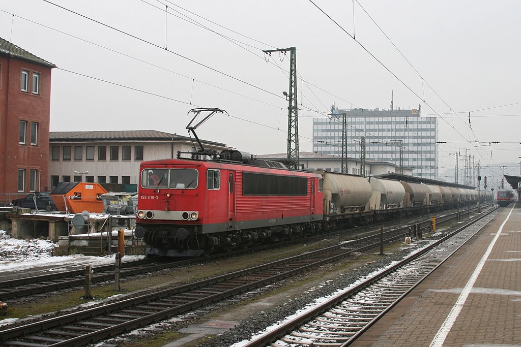 155 019 mit einem Gterzug am 18.02.2010 in Wrzburg Hbf.