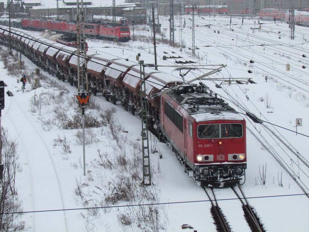155 020-1 fhrt am 28.12.2010 mit ihrem Gterzug aus dem Rangierbahnhof Halle Saale.