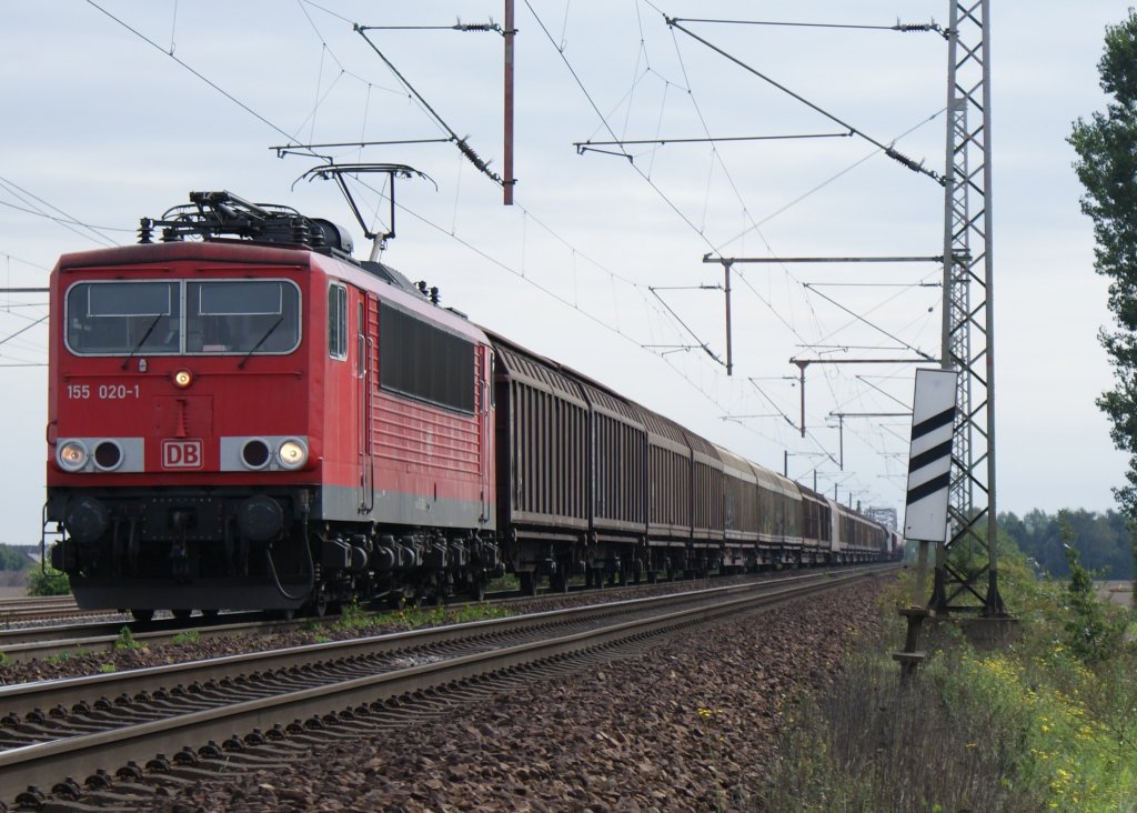 155 020-1 mit einem gemischten Gterzug am 11.09.2010 bei Dedensen/Gmmer.