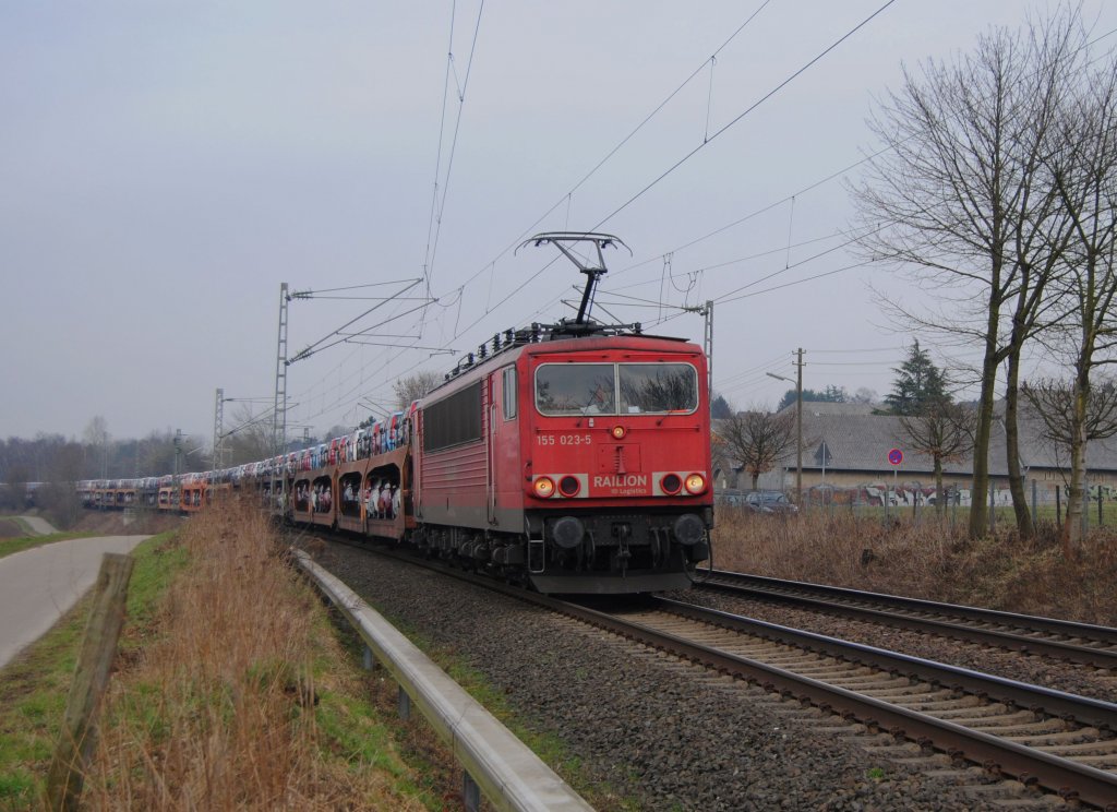 155 023-5 am 23.2.11 mit Autotransport ( Fiat 500 ) kurz nach dem Haltepunkt bach - Palenberg in Richtung Aachen unterwegs.