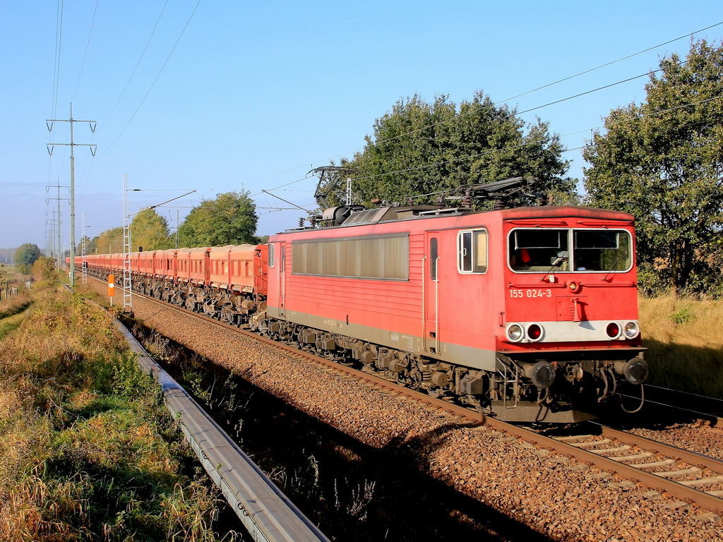 155 024-3 mit Ganzzug Sch�ttgutkippwagen beladen Kies am 21. Oktober 2011 passiert den kleinen Ort Diedersdorf in Brandenburg