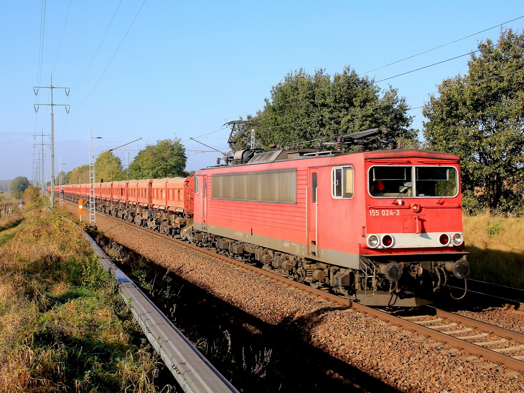 155 024-3 mit Ganzzug Schttgutkippwagen beladen Kies am 21. Oktober 2011 passiert den kleinen Ort Diedersdorf in Brandenburg