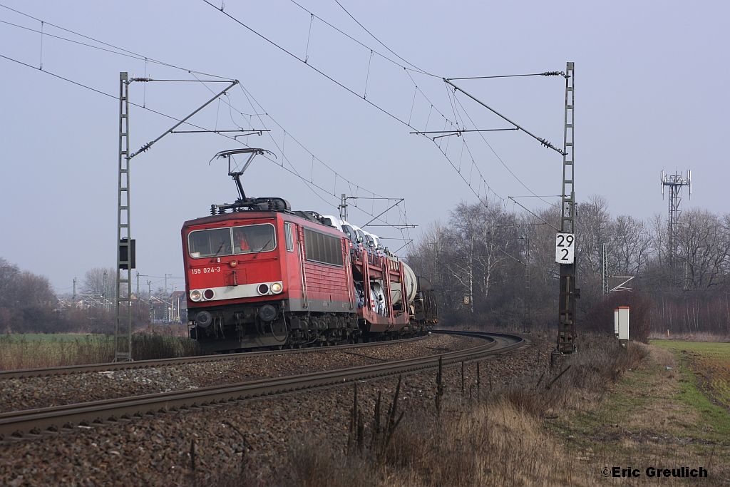 155 024 mit einem kurzen Gterzug am 03.03.2012 in Hohnhorst.