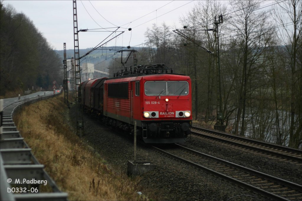 155 028-4 mit einem Gterzug zwischen Grevenbrck (Westf) und Meggen