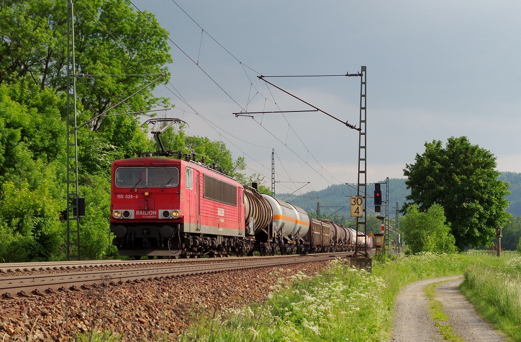 155 028 zieht am 07.06.2013 einen gemischten Gterzug aus Pressig-Rothenkirchen heraus. 