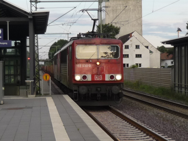 155 030-0 durchfhrt den Bahnhof Knigslutter mit einer Schwesterlok in Richtung Braunschweig.
