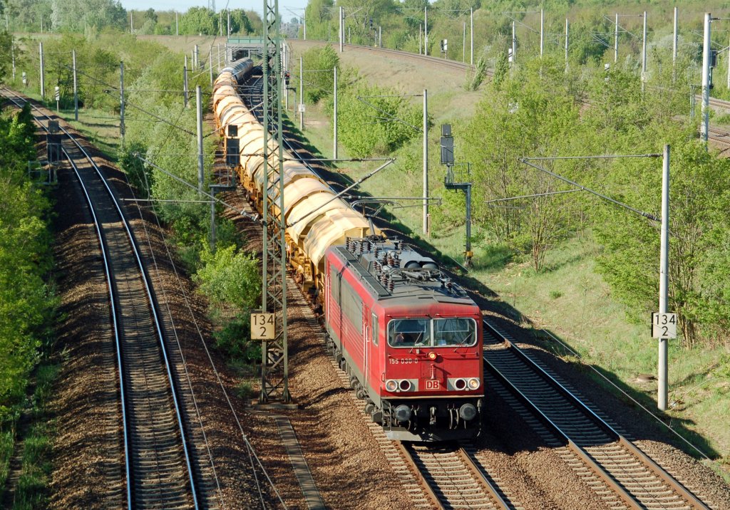 155 030 zog am 01.05.11 den leeren Harnstoffzug durch Holzweiig Richtung Bitterfeld, Ziel ist Piesteritz.
