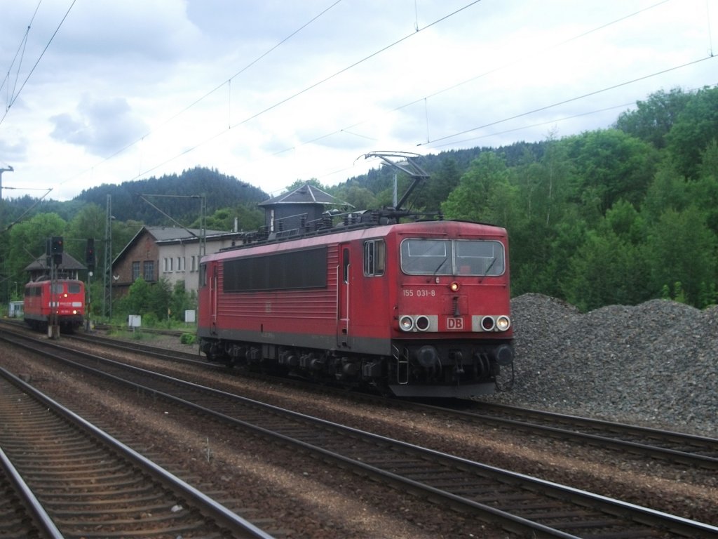 155 031 macht sich am 27.Mai 2011 zum Schubdienst in Probstzella bereit und rangiert nun Richtung Ausfahrt um einen Gz nachzuschieben.