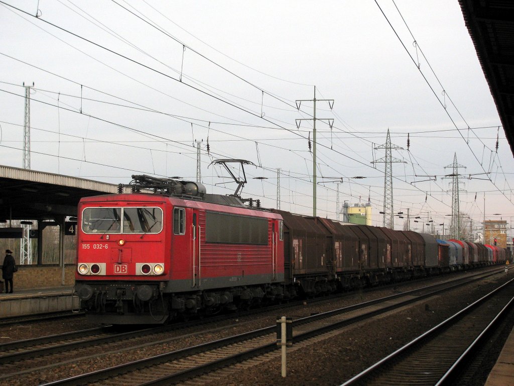 155 032-6 mit einem gemischten Gterzug am 5.12. in Berlin Schnefeld. 