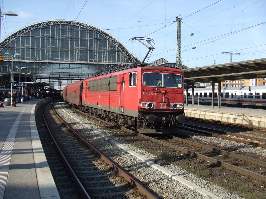 155 032-6 zieht einen Gterzug durch den Bremer Hauptbahnhof. 20.10.2011.