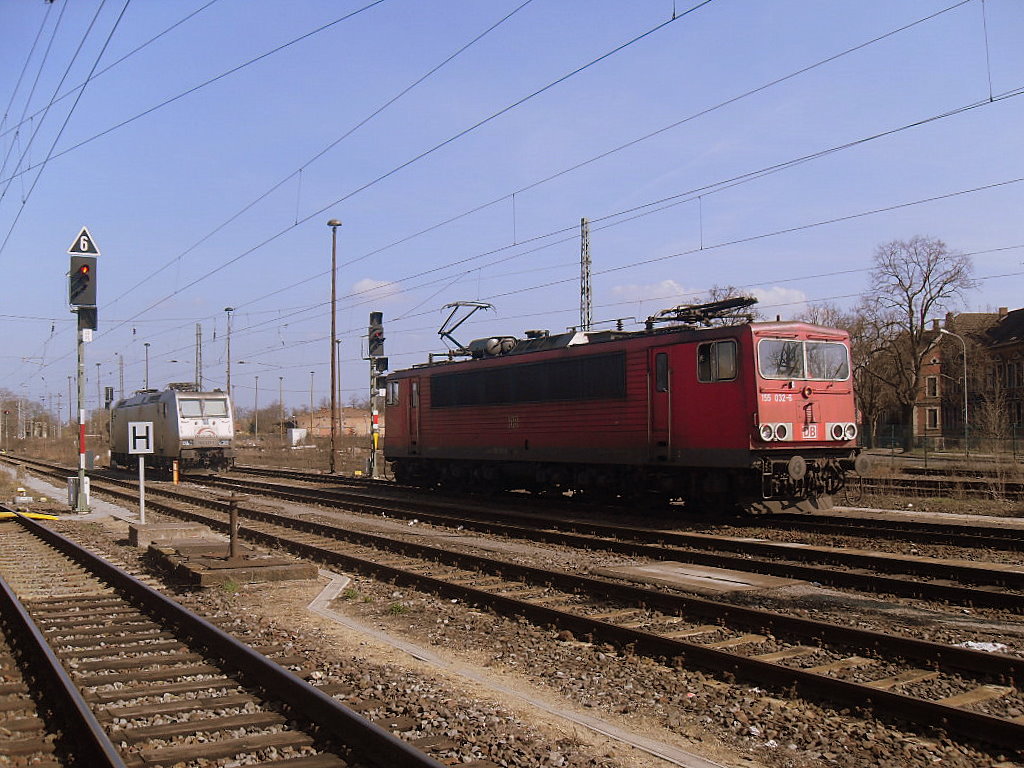 155 032 rangierte am 02.04.2011 in Stendal.