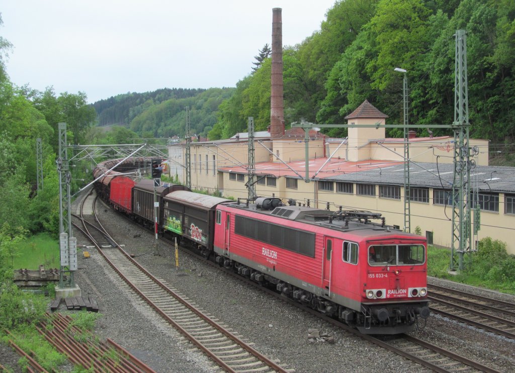 155 033-4 zieht am 16. Mai 2013 einen gemischten Gterzug durch Kronach.