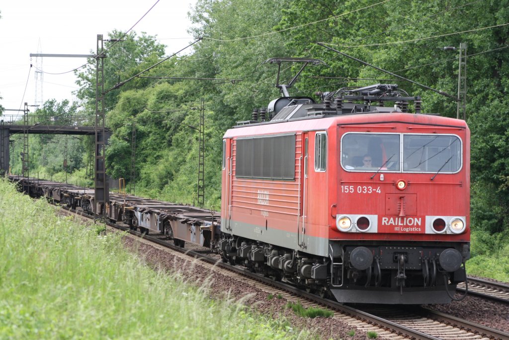 155 033 mit einem Containerzug in Ahlten am 08.06.2010
