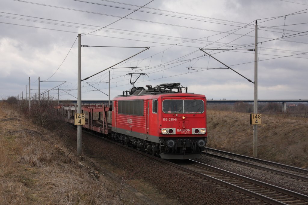 155 035-9 kommt mit einem Leerzug Autotransportwagen aus Richtung Braunschweig. Fotografiert am 14.03.2010 am Stadtrand von Magdeburg. 