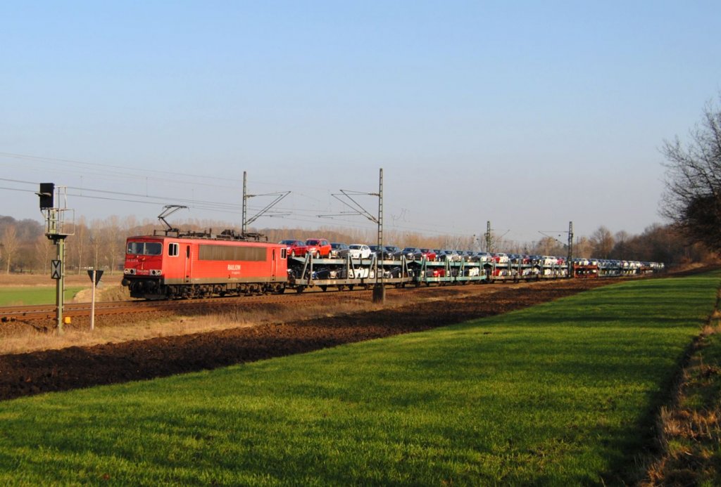 155 035-9 mit einem Autozug auf der KBS 485 bei Km 20/2 Rimburg. Am 6.3.12 in Richtung
Aachen unterwegs.