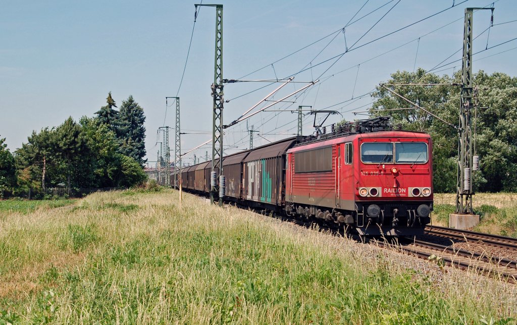 155 035 zog am 05.06.11 einen Ganzzug Schiebewandwagen durch Wurzen Richtung Dresden.
