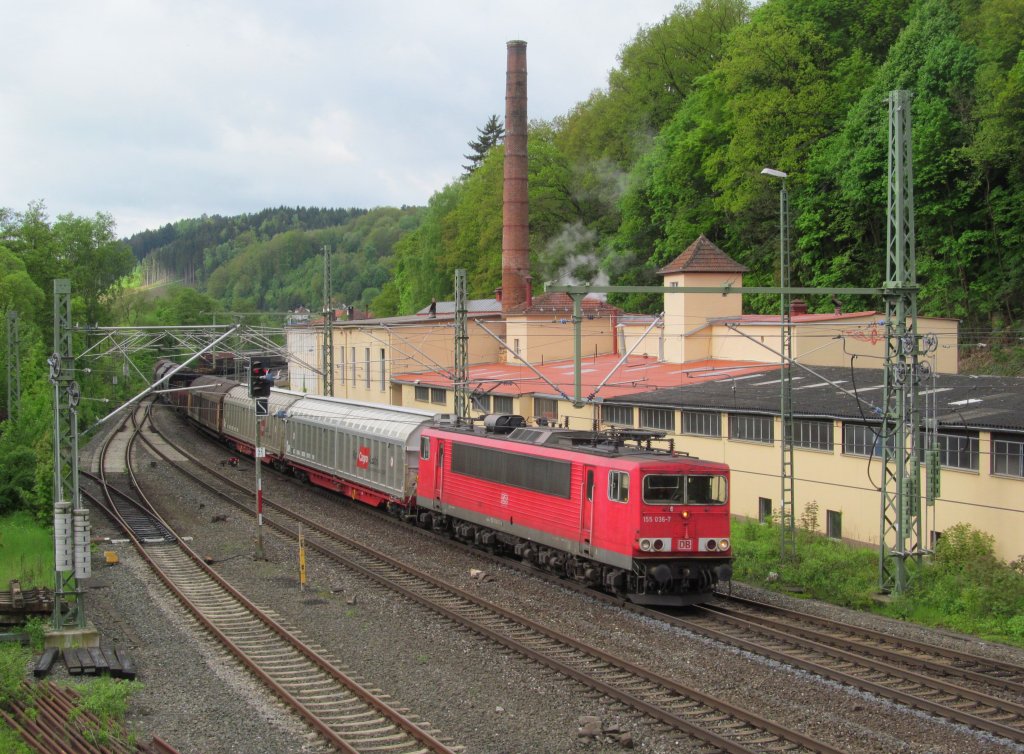 155 036-7 zieht am 14. Mai 2013 einen gemischten Gterzug in den Bahnhof Kronach.