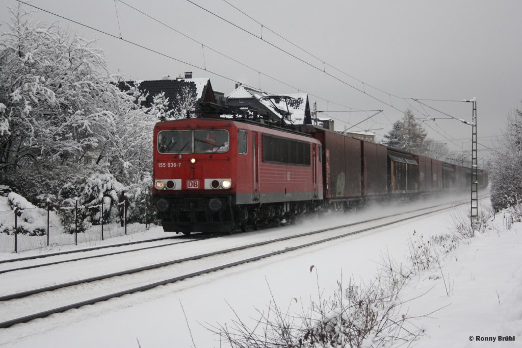 155 036 unterwegs in der Ortschaft Chemnitz Gr�na mit einen Autoteile Zug von VW, welcher nach Mosel(b. Zwickau) f�hrt, fotografiert am 30.11.2012 im Schneegest�ber