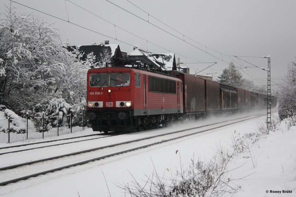 155 036 unterwegs in der Ortschaft Chemnitz Grna mit einen Autoteile Zug von VW, welcher nach Mosel(b. Zwickau) fhrt, fotografiert am 30.11.2012 im Schneegestber