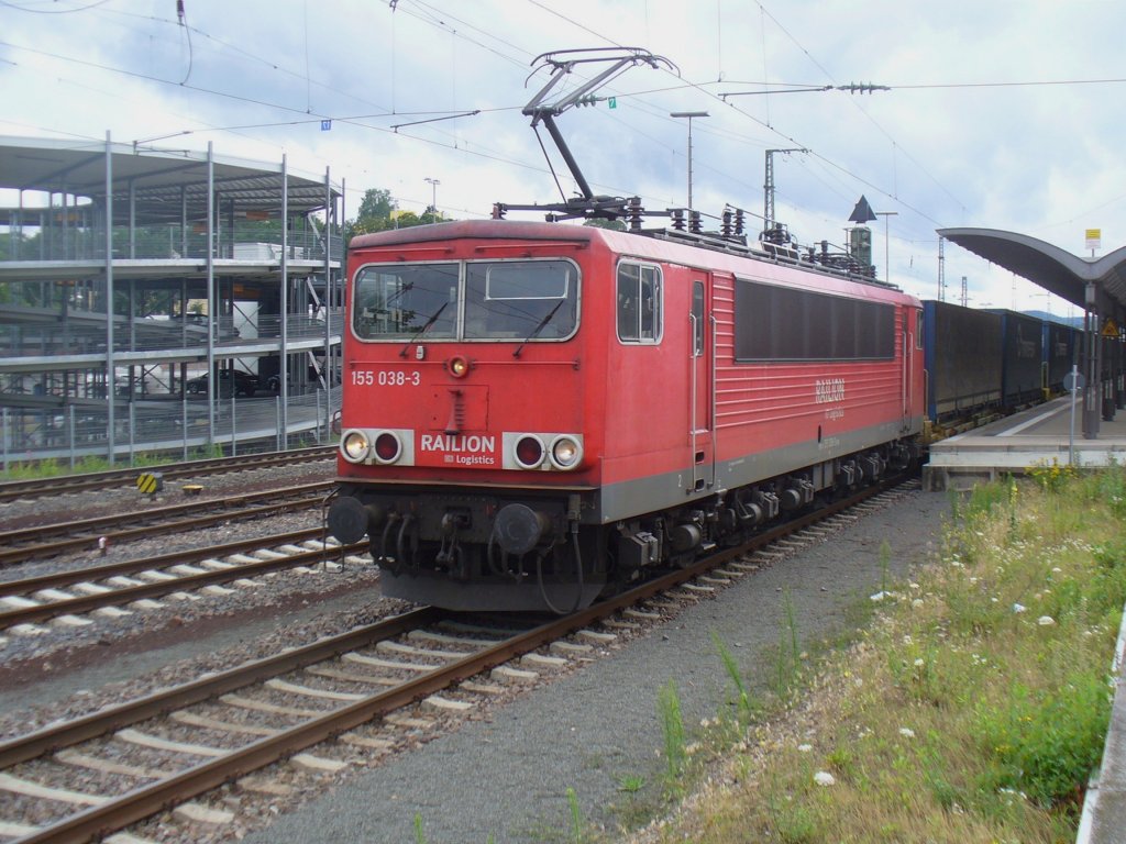 155 038-3 zieht einen gemischten Gterzug am 22.06.2011 durch Kaiserslautern