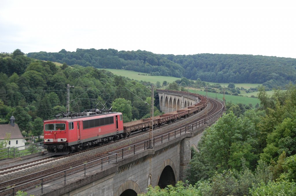 155 039-1 berquerte mit diesem aus Flachwagen bestehendem Gterzug den Bekeviadukt in Altenbeken, 05.07.2010.