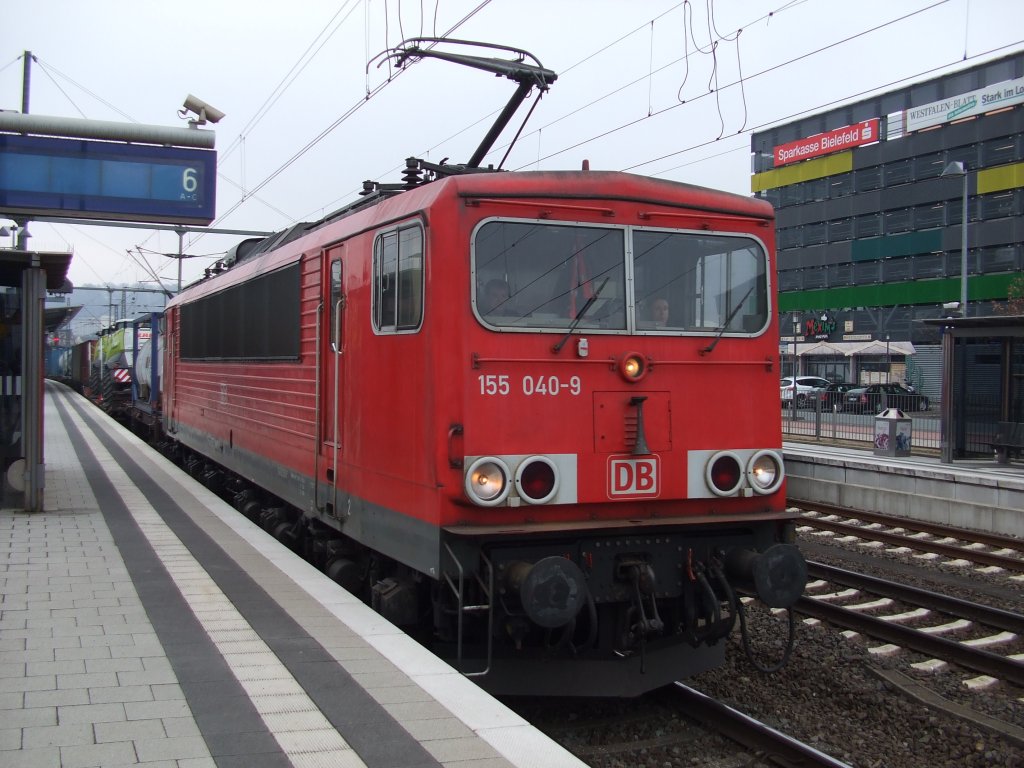 155 040-9 zieht einen gemischten Gterzug durch Bielefeld. 17.02.2011.