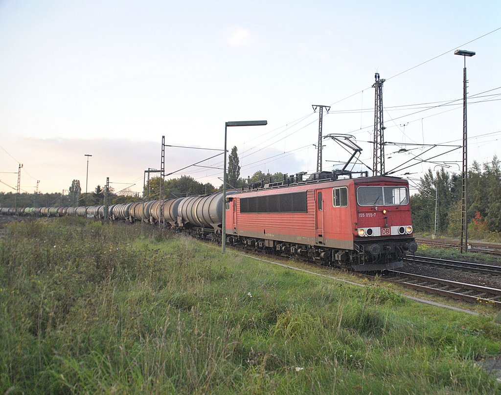 155 055, zog am 12.10.2010 einen Tankzug durch Lehrte.