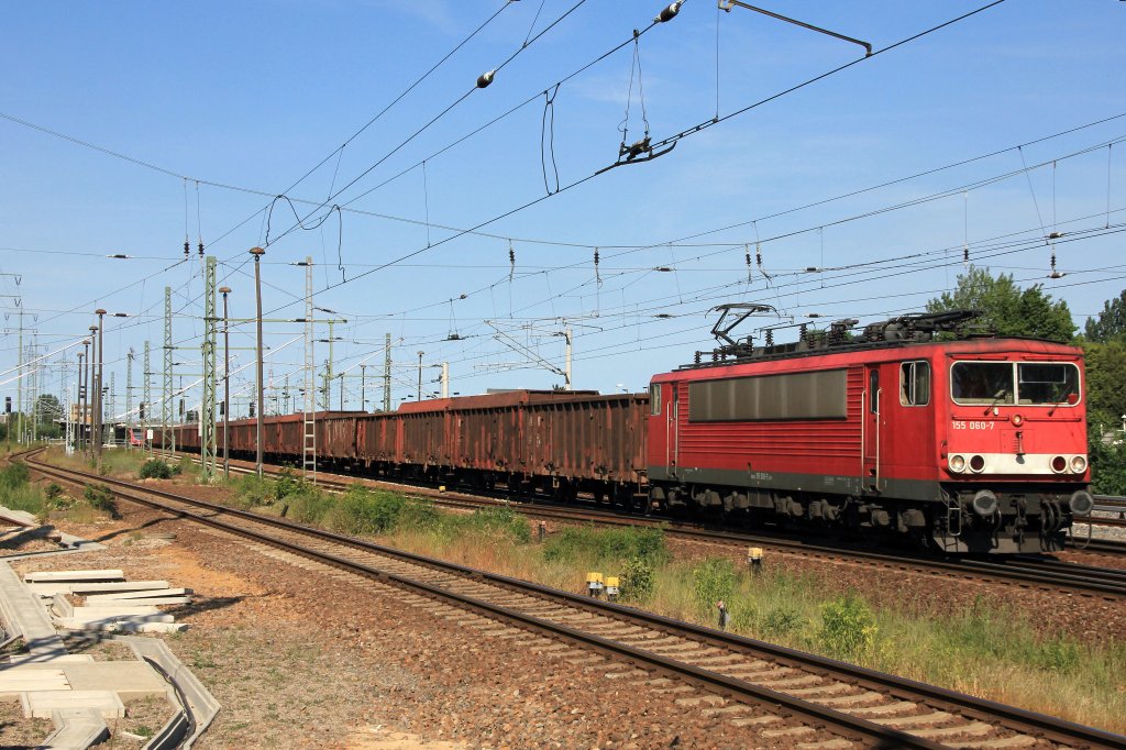 155 060-7  am 02. Juni 2011 mit einem Gterzug bei der Ausfahrt aus den Bahnhof Berlin Schnefeld Flughafen Richtung Genshagener Heide