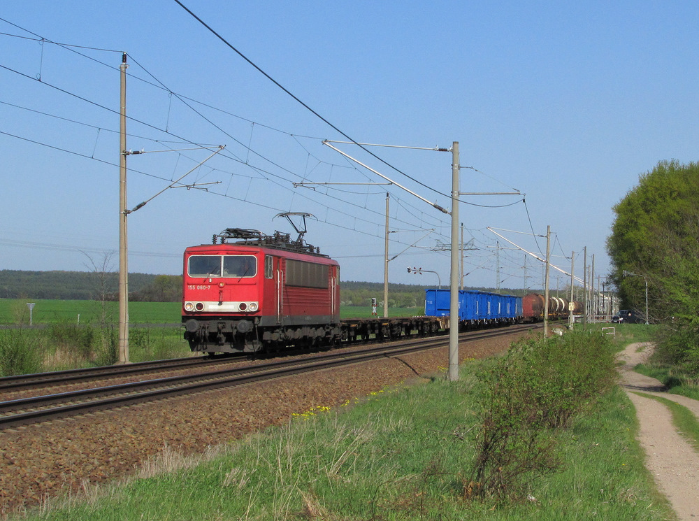155 060-7 kommt hier mit einem gemischten G�terzug in Richtung Berlin gefahren. Pillgram den 20.04.2011

