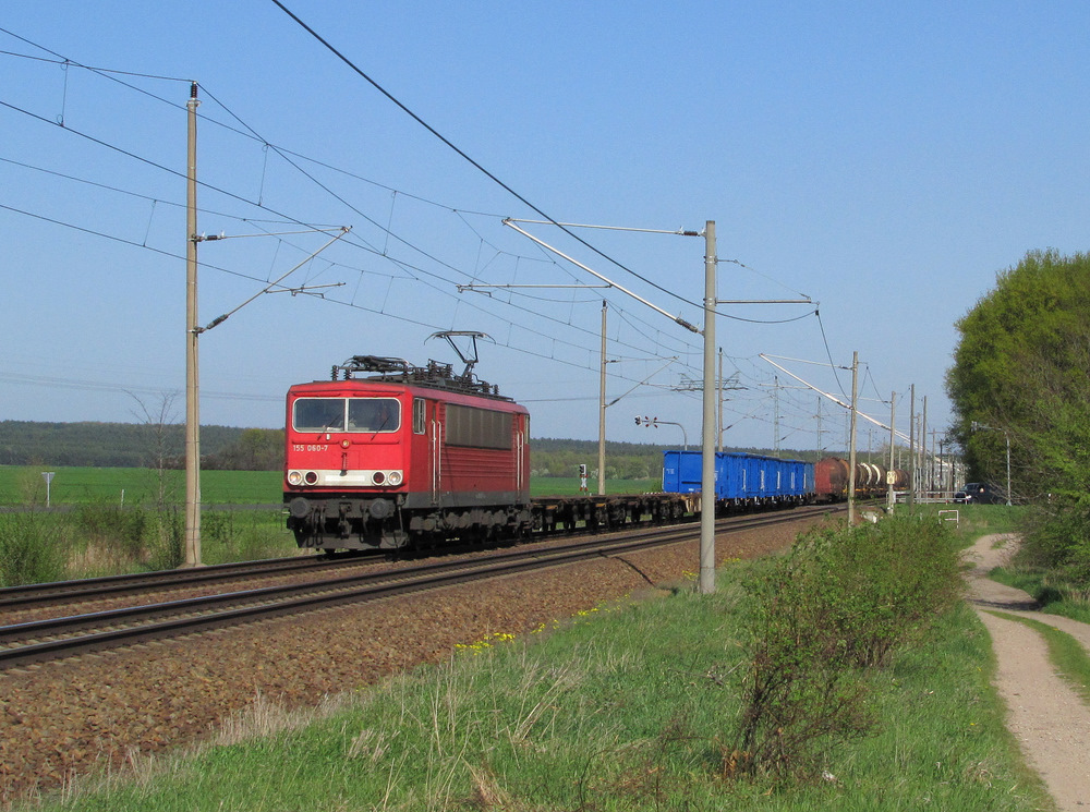 155 060-7 kommt hier mit einem gemischten Gterzug in Richtung Berlin gefahren. Pillgram den 20.04.2011

