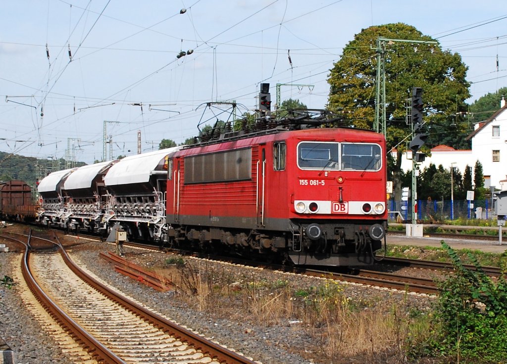155 061-5 ist der einzige Gueterzug, der am 11.09.2010 in oestlicher Richtung unterwegs ist. Ein gemischter GZ, bei dem die ersten drei Wagen wegen ihrer weissen Staubschicht ein interessantes Bild abgeben. Hier im Brackweder Bahnhof.
