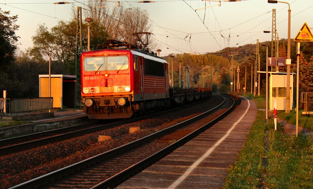 155 063-1 am 23.10.11 mit einem Gterzug beim Passieren des HP Leiling in Richtung Naumburg (Saale).