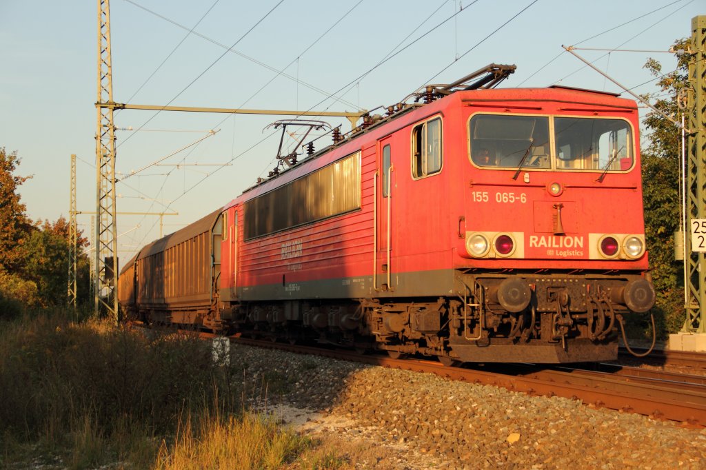 155 065-6 Railion verlsst den Bahnhof Staffelstein und fhrt in den Sonnenuntergang am 26.09.2011. 