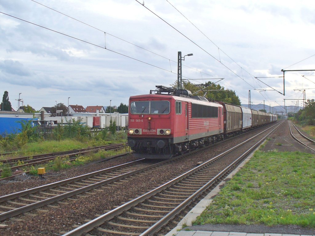 155 065-6 zieht einen Gterzug am 07.09.2011 durch Haloch