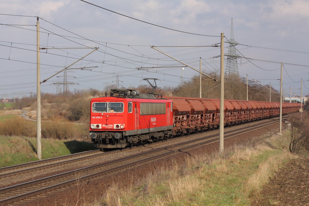 155 068-0 mit einem Ganzzug tschechischer Getreidewagen in Magdeburg Diesdorf. Die Fahrt ging in Richtung Braunschweig. Fotografiert am 28.03.2010. 