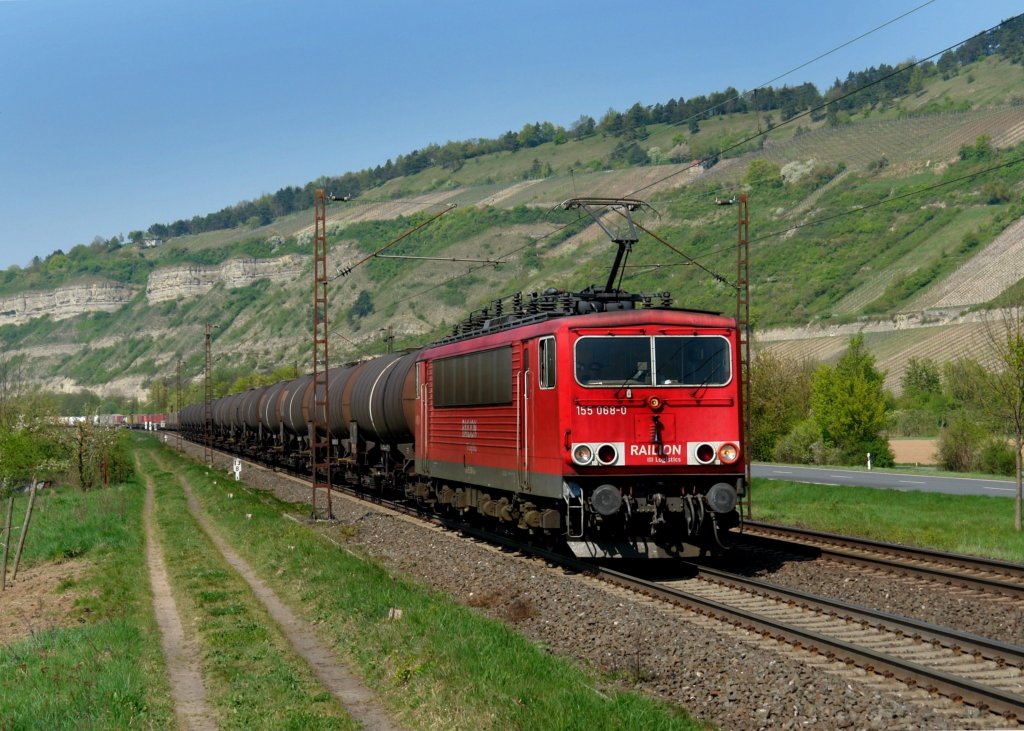 155 068 mit einem Kesselzug am 19.04.2011 bei Thngersheim.